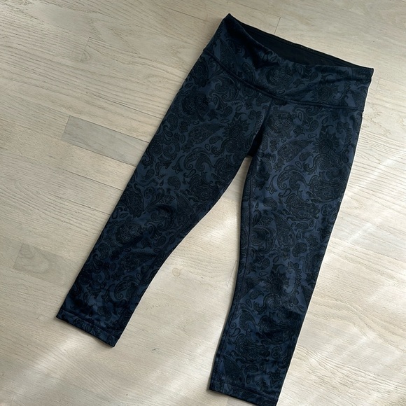 Lululemon navy black paisley wunder under cropped leggings size 6 lightly worn - Picture 1 of 5